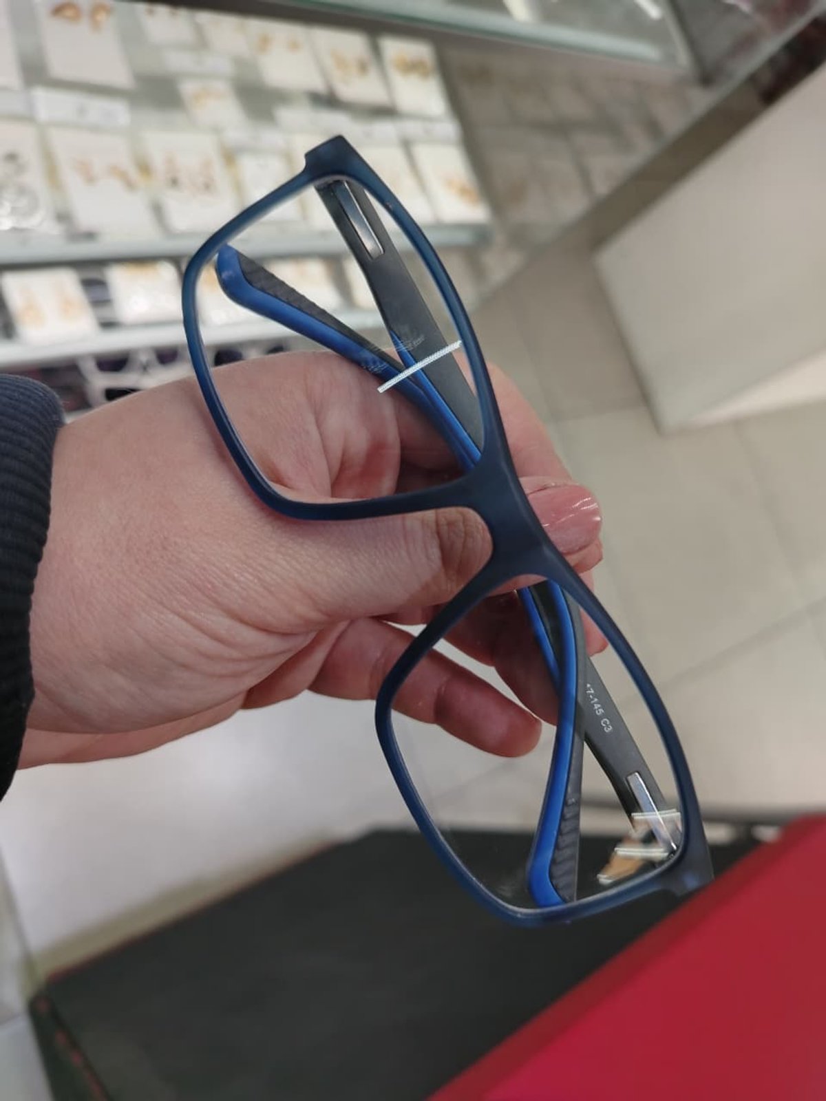 Acetato negro con detalle en patilla color azul 