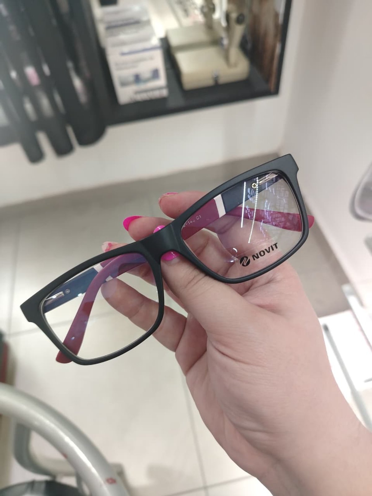 Acetato negro con patas rojas 