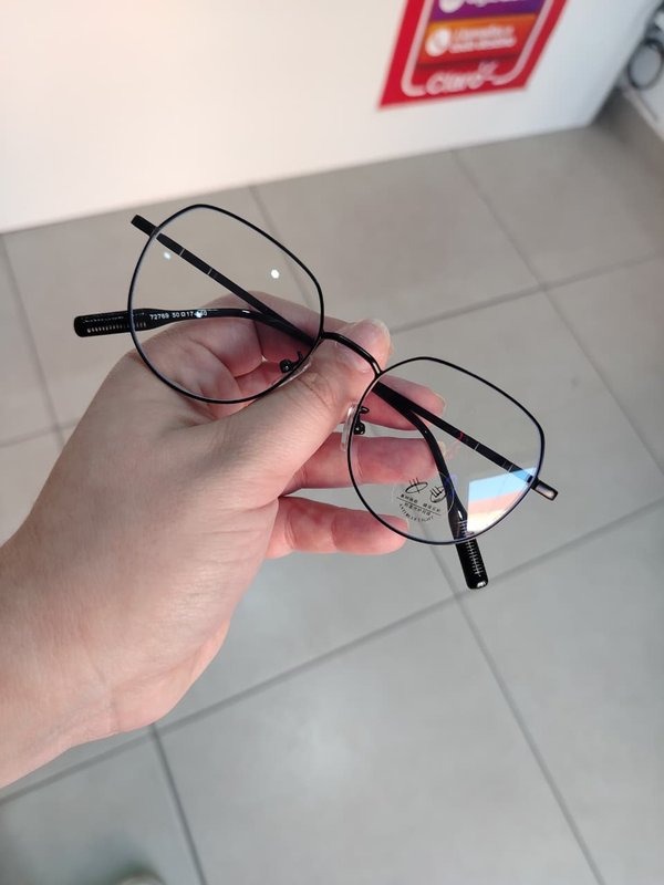 Armazón de metal negro 