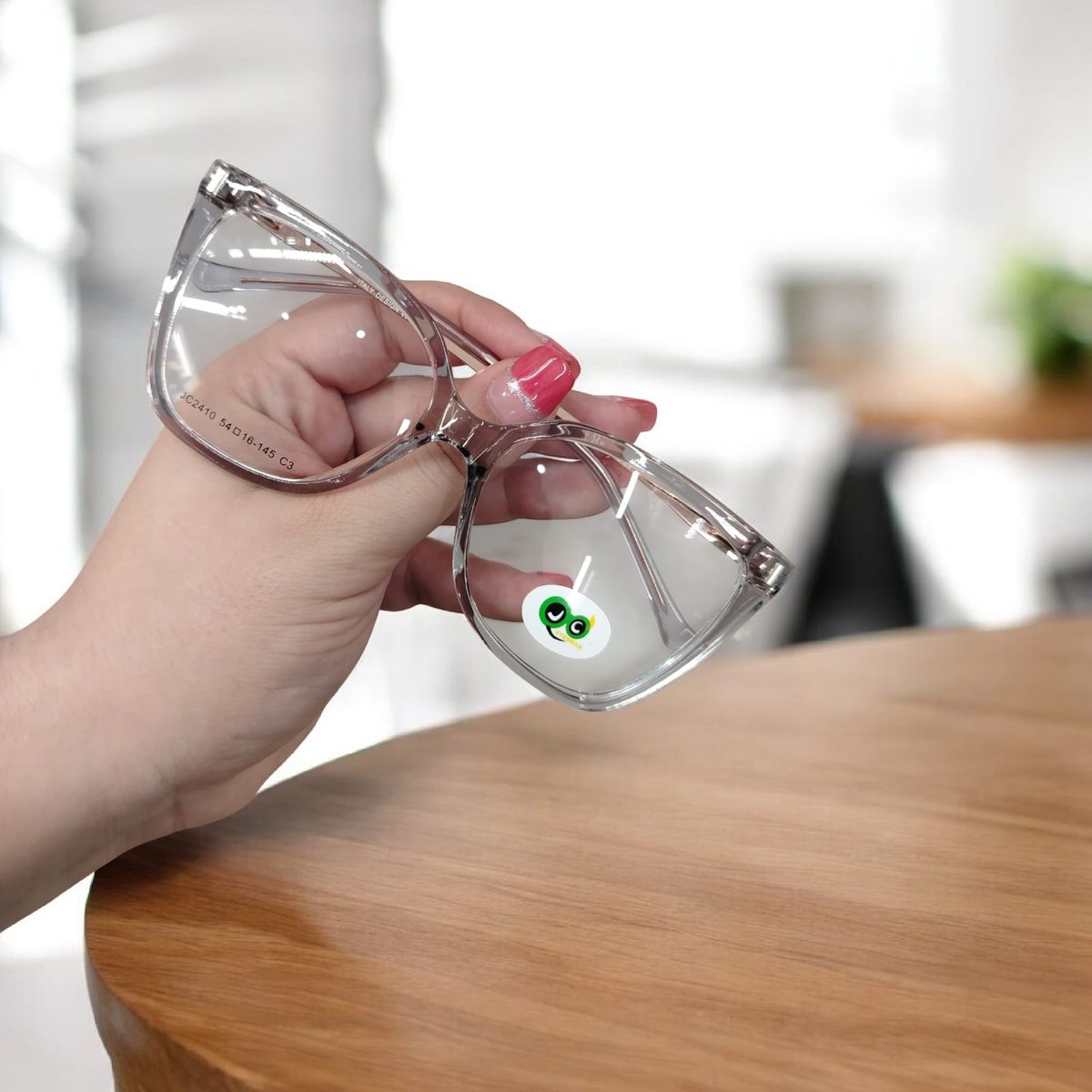 Armazón dama transparente con un toque grisáceo 