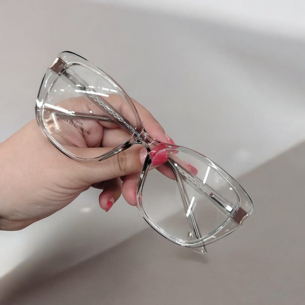 Armazón dama transparente con un toque grisáceo 