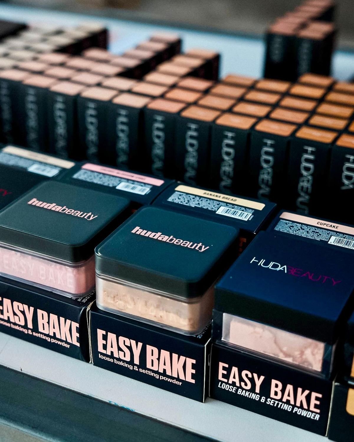 HUDA BEAUTY EASY BAKE SETTING POWDER - 3